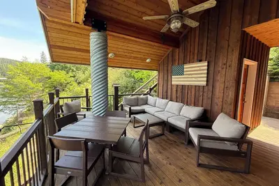 Image de New Listing! Lakefront | Spacious Deck | Private Dock | Hot Tub | Tram