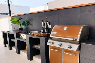 Image de Beach house in nice neighborhood very close to the boulevard and beach, great Bbq area,