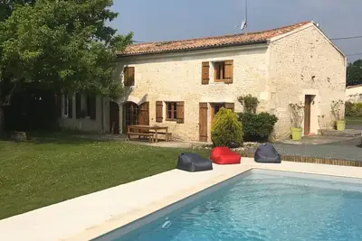Image de Maison de campagne charentaise située au milieu des vignes avec piscine chauffée