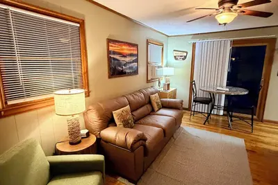 Image de Beautiful Creekside Cottage with Private Deck in Maggie Valley