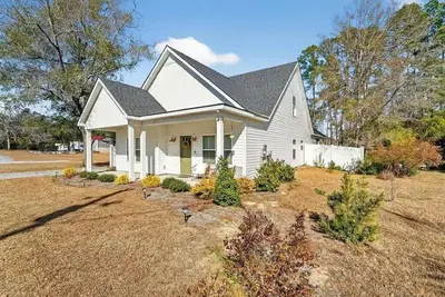 Image de Terrific 4-bedroom bungalow with Ac in charming Springfield