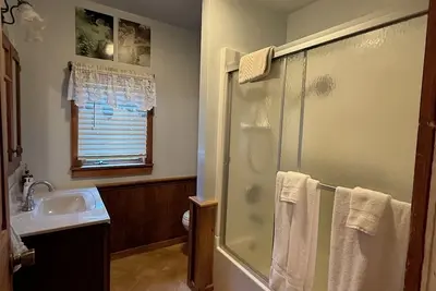 Image de Welcome to your quaint peaceful getaway in the heart of small-town Indiana!