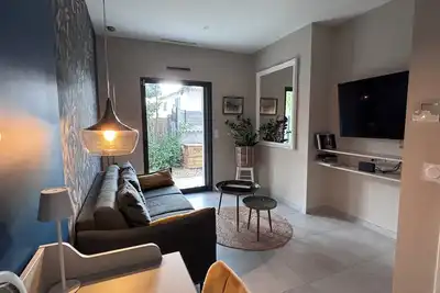 Image de Villa contemporaine avec piscine, vue dégagée – à 5 min à pied du village