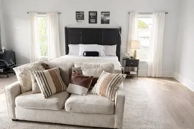 Image de Modern Luxe Retreat Stylish Open-Concept Home with Designer Touches