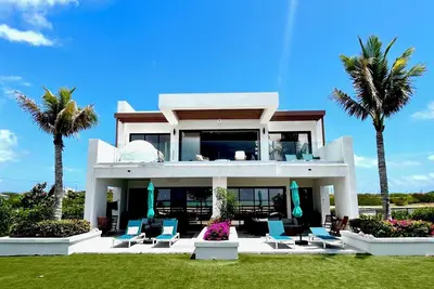 Image de Experience the beauty and tranquility of Grand Turk from our beachfront villas.