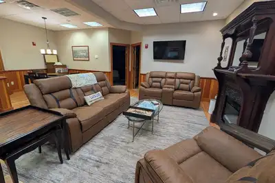 Image de 3br Gilford Condo, Newly Updated, 2 private balconies, 2 min to walk town docks.