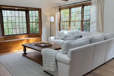 Image de New for 2026! 3-Br house with Ac. Walk to town, beach, pool access available.