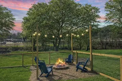 Image de Luxurious creekside farmhouse retreat with hot tub, fire pit, dogs welcome!