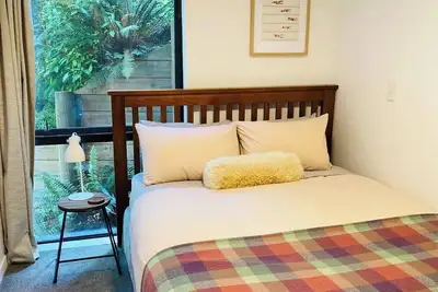 Image de Lakefront Retreat 8 mins from Queenstown | Bikes, Beach & Bush