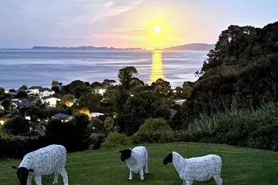 Image de Amazing views, Whangapoua, The Black House, a short walk to the beach