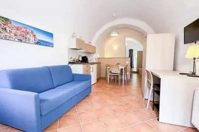 Image de Affittacamere Il Gelsomino 1 est situé dans le village paisible de Carrodano, dans la province de La Spezia. C’est l’endroit idéal pour ceux qui souhaitent visiter les magnifiques Cinque Terre tout en restant à l’écart de l’agitation des zone