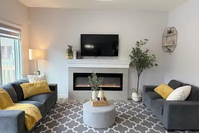 Image de Modern Family Getaway| Hot Tub| King Beds| Ac