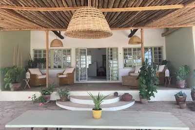 Image de Cosy straw bale cottage at the Arusha Giraffe Centre Sanctuary.