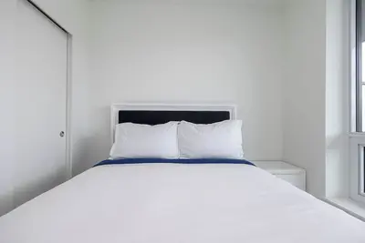 Image de Luxury 32nd-floor condo in Kelowna with stunning views of Okanagan Lake and City Park. Enjoy a modern 2-bedroom layout, wrap-around balcony, and access to resort-style amenities including pool, hot tub, gym, and more.