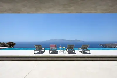 Image de Villa de luxe de style troglodyte Aetos à Mylopotas, Ios, avec 4 suites spacieuses