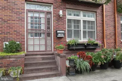 Image de Gorgeous full house! 4 Br, 2 parking spots, next to the subway in South Philly!