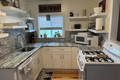 Image de 3-bedroom updated house in charming Ashtabula minutes from Lake Erie.