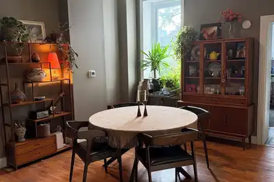 Image de Creative’s charming 2-bedroom house in Philadelphia, Hvac/mid- century esthetic.