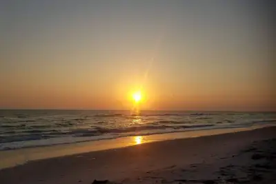 Image de Your private beach retreat awaits! Heated pool, free ferry & parking!