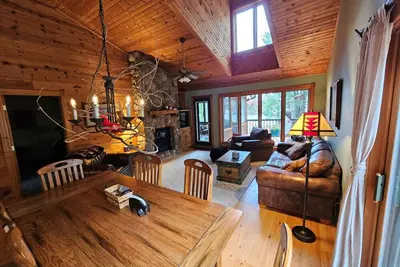 Image de 3 bedroom property right on Nelson Lake
