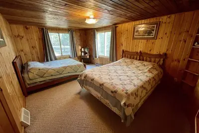 Image de 4 bedroom property right on Nelson Lake