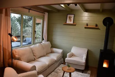 Image de ✨ Découvrez notre chalet de vacances entièrement rénové! Confort moderne, ambiance chaleureuse et vues imprenables. Profitez d'un espace accueillant et cosy, parfait pour des moments de détente en pleine nature. 🌲🔥