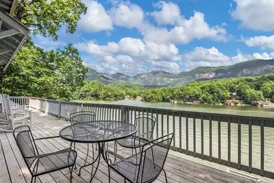 Image de Lake front cottage with pontoon boat in Lake Lure
