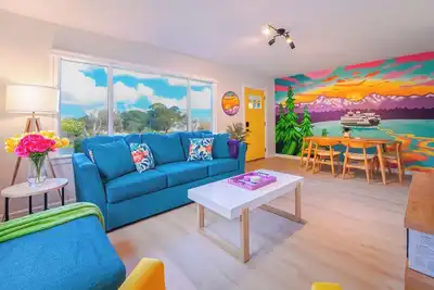 Image de Orca Mural Retreat - Newly Renovated, Hot Tub & Walkable to Downtown!