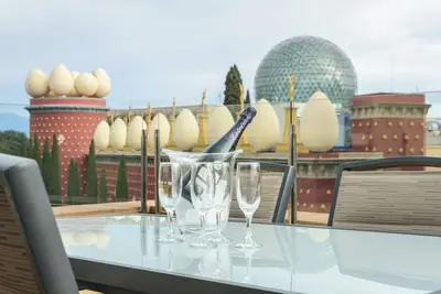 Image de Can you imagine staying right in front of the Dalí Museum?