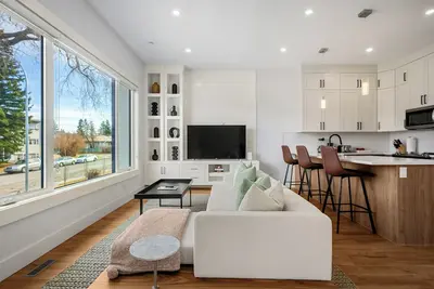 Image de Family-friendly 3br Calgary home, 13 min to downtown, with Ac and deck