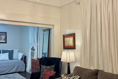 Image de 2-bedroom shotgun house in lovely New Orleans with historic charm