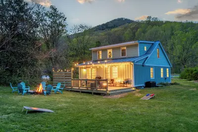 Image de Modern Farmhouse w/ Hot Tub, Yard. Pet Friendly!