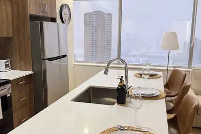 Image de Downtown 2br/2ba Condo 🏙️ Walk to Everything + Stunning Views