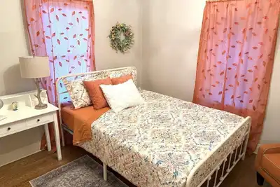 Image de Downtown Branson Cottage! Walk to Landing! Pet-friendly! Vintage vibe!