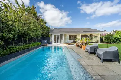 Image de Devonport villa with sunny yard and beautiful pool