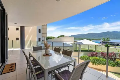 Image de Belle Escapes Ships & Sips