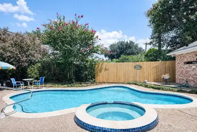 Image de 4br Home W/Pool Perfect for groups Fast Wifi & Parking