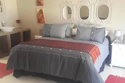 Image de Arty Guesthouse nestled in a tranquil garden with calming birdlife.