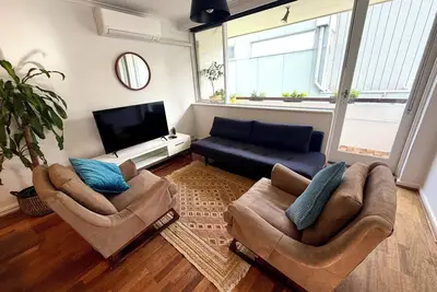 Image de Bright, Light Filled Apartment close to Acland Street and the Beach!