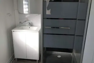 Image de Mobilhome dans un camping avec piscine. Proche de la mer. Animaux acceptés.