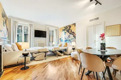 Image de \"Airbnb Luxe\" Gorgeous + 3 Bedroom Near The Duomo