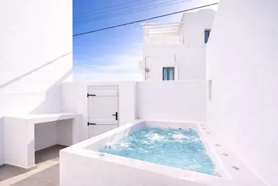Iliana's Getaway - Private Villa with Jacuzzi