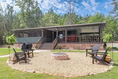 Image de Private Fishing Pond! Secluded Enigma Retreat