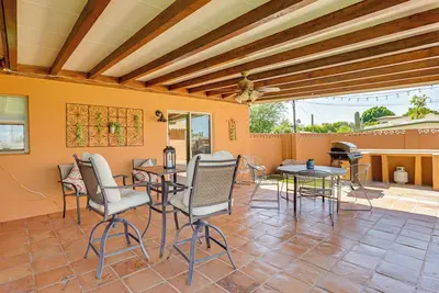 Image de Walkable Uptown Gem! 3 Mi to Phoenix Mtns Preserve