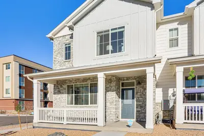Image de Work, Play & Explore Denver! Townhome Near Airport