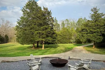 Image de Escape to Hahn’s Mill House – A Rustic Riverfront Retreat