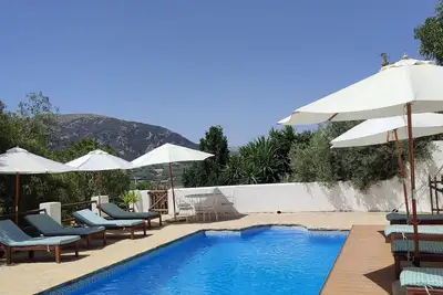 Image de Cosy mountain cottage, 45 min Málaga, stunning views, heated pool, horses on site
