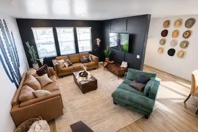 Image de Welcome to The Velvet Spur, a thoughtfully designed western retreat where elevated comfort meets effortless style. Nestled in Eagle, this home is your perfect home base for relaxing, exploring, and experiencing the best of the Treasure Valley