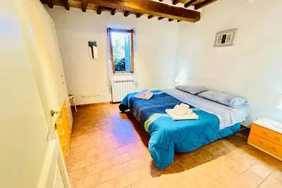 Image de Cozy 65 sqm apartment, able to accommodate 4 people, located on the 1st floor of a typical medieval building (No lift). The property is located a short distance from the historic center of Perugia, in the characteristic Sant’Angelo district and a few s