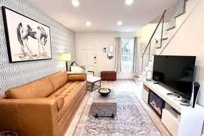 Image de Stylish 2br in Historic Leesburg | Patio, Fire Pit, Parking + Walk Everywhere